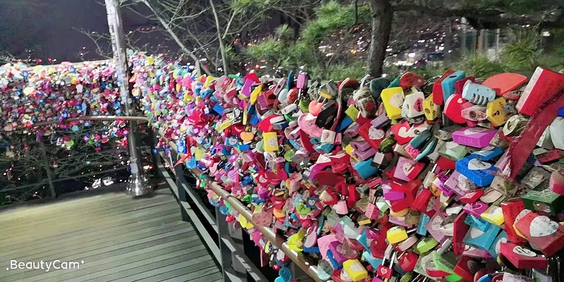 南山塔愛(ài)情鎖